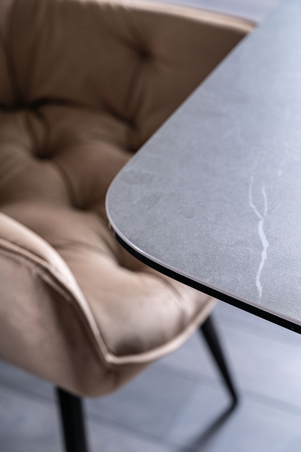 Masa dreptunghiulara extensibila din Ceramica si MDF Gri/Maro Dolce L180-240xH76cm