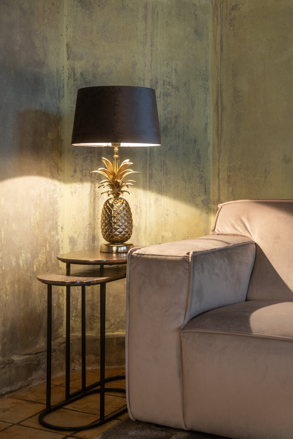 Masuta de colt Ovala din Metal si Aluminiu Negru/Bronz antichizat L51/57xH50/61cm Chandon Richmond Interiors