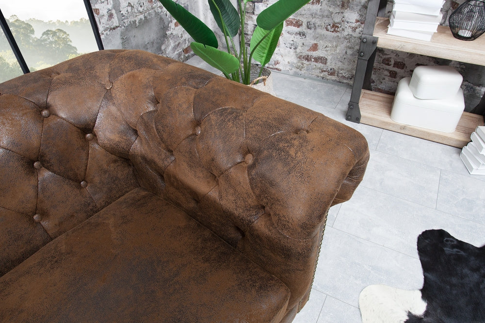 Fotoliu tapitat cu Microfibra Maro cu picioare din Lemn masiv Negru H73xL110xA85cm Chesterfield