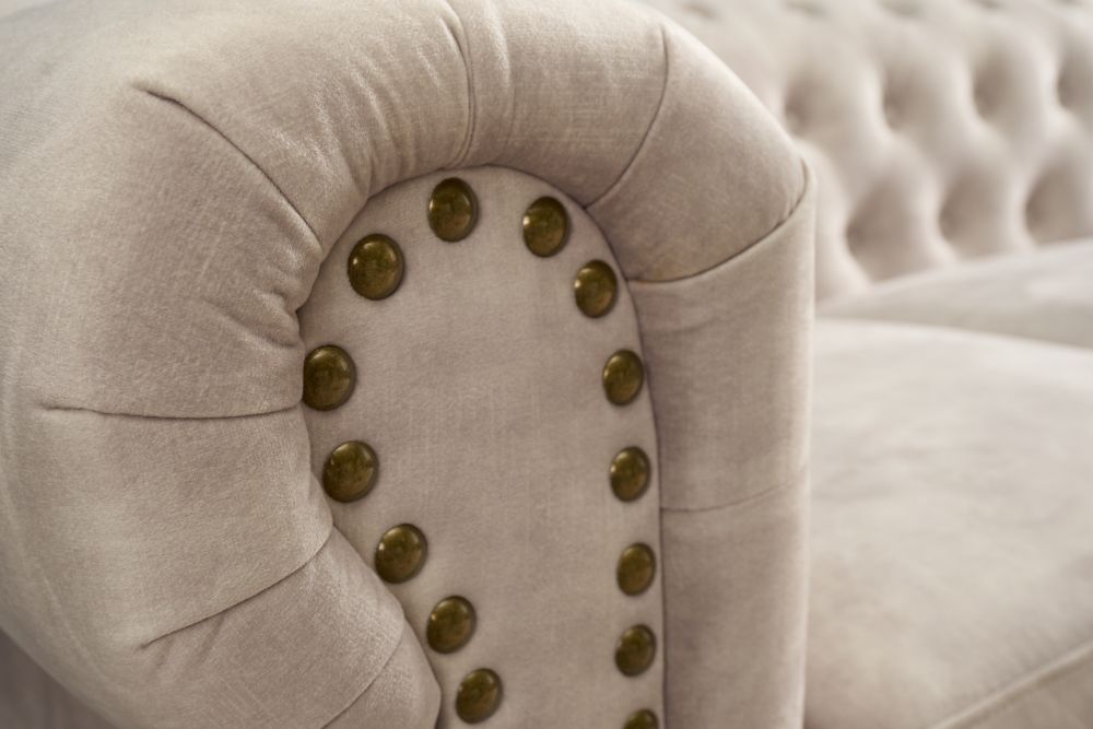 Fotoliu tapita cu Catifea Bej cu picioare din Lemn Maro L105xH72xA87cm Chesterfield