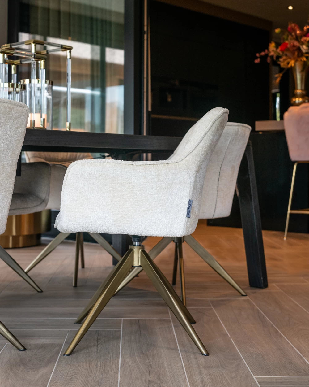 Scaun tapitat cu Chenille Alb cu picioare din Metal Auriu H82xL59xA61cm Aline Richmond Interiors