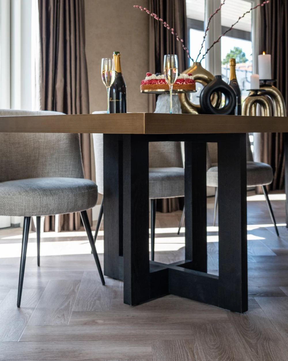 Scaun tapitat cu Stofa Bej cu structura metalica neagra H82xL58xA62cm Morton Richmond Interiors