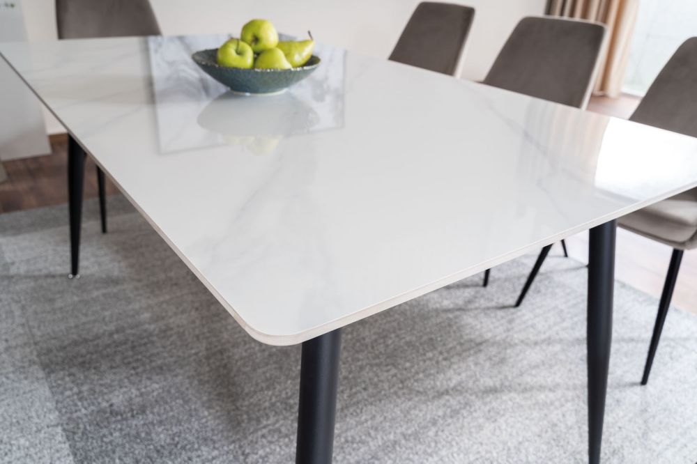 Masa dreptunghiulara cu blat din Ceramica cu efect de marmura Alba si picioare din Metal Negru L160xH76cm