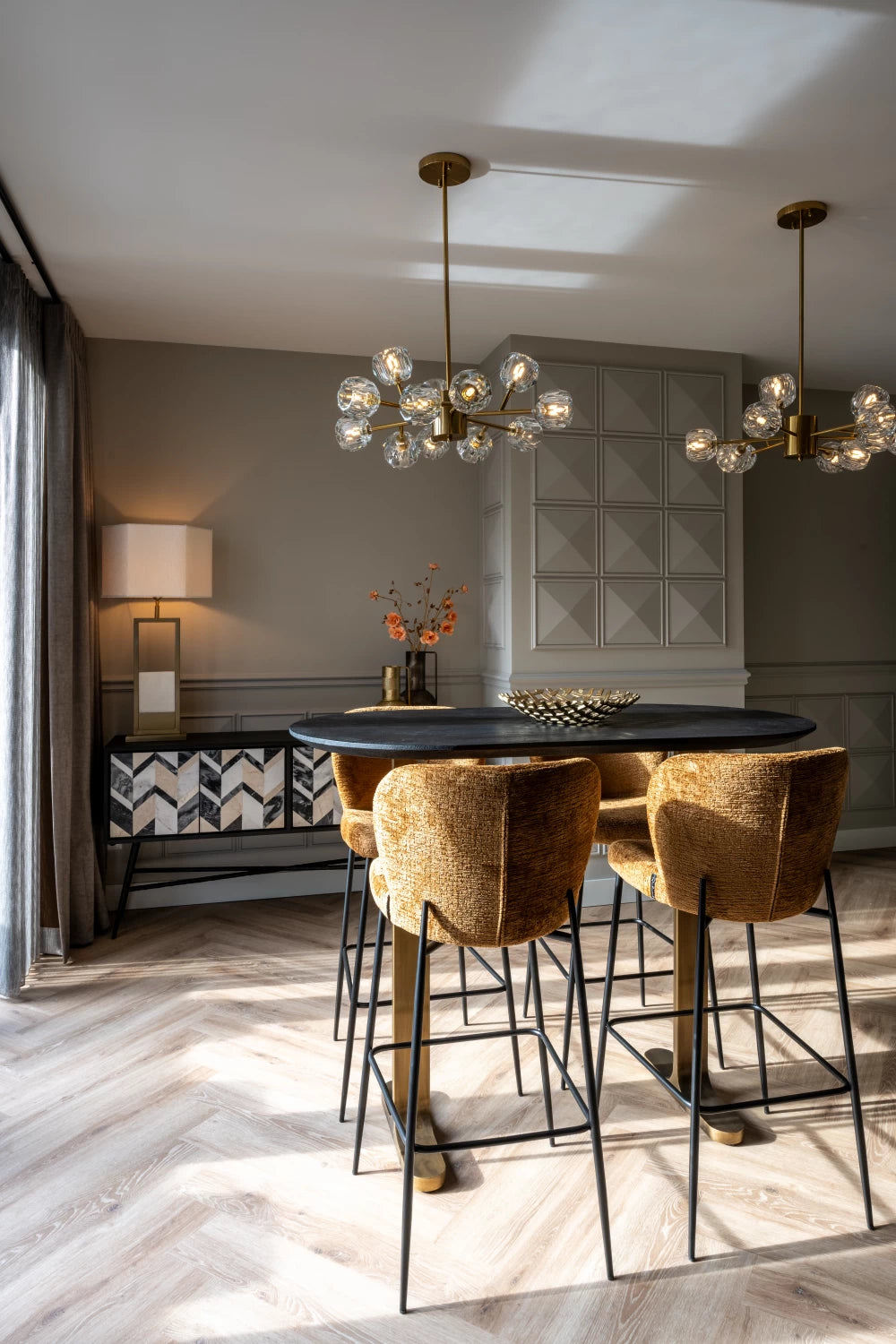 Masa de bar Ovala de 4 persoane din Lemn de mango Negru si Metal Alama L140xH106cm Revelin Richmond Interiors