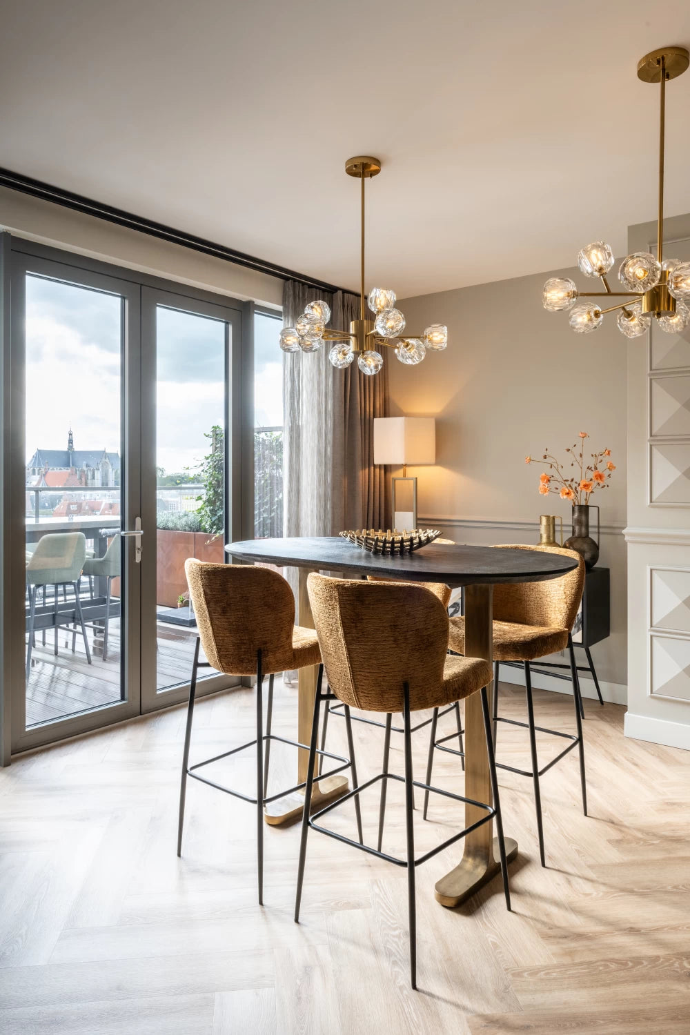 Masa de bar Ovala de 4 persoane din Lemn de mango Negru si Metal Alama L140xH106cm Revelin Richmond Interiors