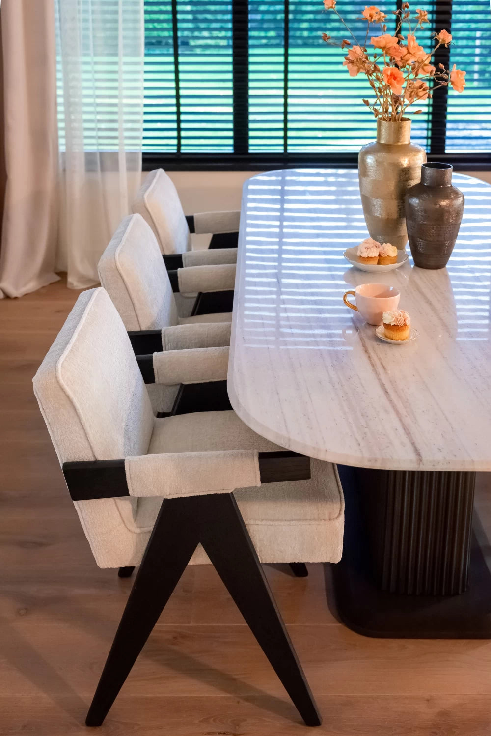 Masa Dreptunghiulara de 6 persoane din Marmura Alb si Metal Maro L230xH77cm Mayfield Richmond Interiors