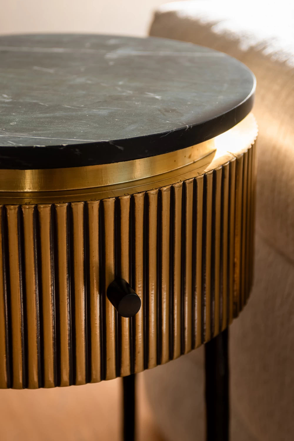 Masuta laterala Rotunda din Marmura Negru si Metal Negru D40xH70cm Ironville Richmond Interiors