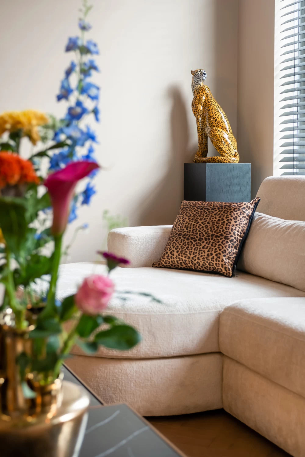 Coltar fix de 3 locuri cu orientare pe Stanga tapitat cu Chenille Alb L300cm Felix Richmond Interiors