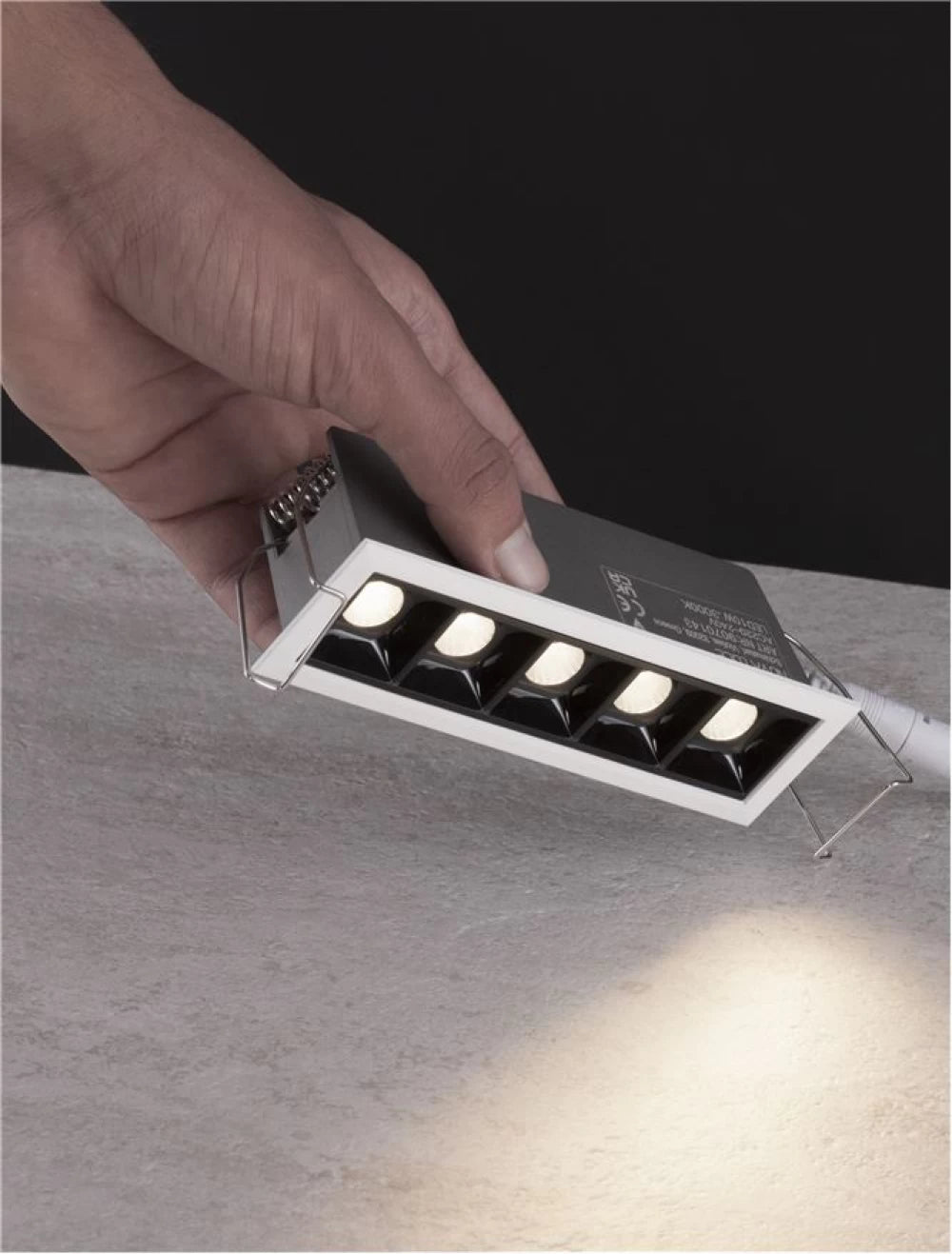 Spot incastrat din Aluminiu Alb H4.9xL14.7cm IP20 11W 743lm 3000k AKIRA