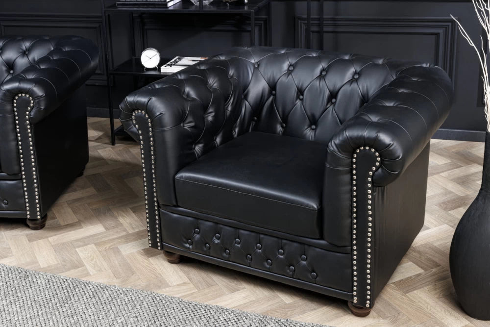 Fotoliu tapitat cu Piele artificiala Negru si picioare din Lemn de pin Maro inchis H73xL110xA85cm Chesterfield