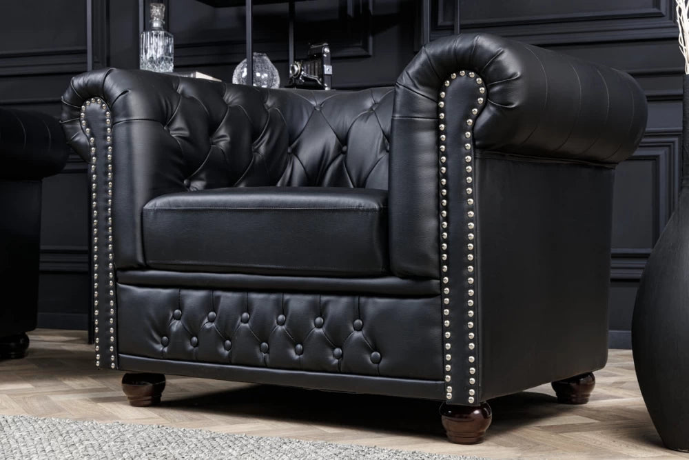 Fotoliu tapitat cu Piele artificiala Negru si picioare din Lemn de pin Maro inchis H73xL110xA85cm Chesterfield