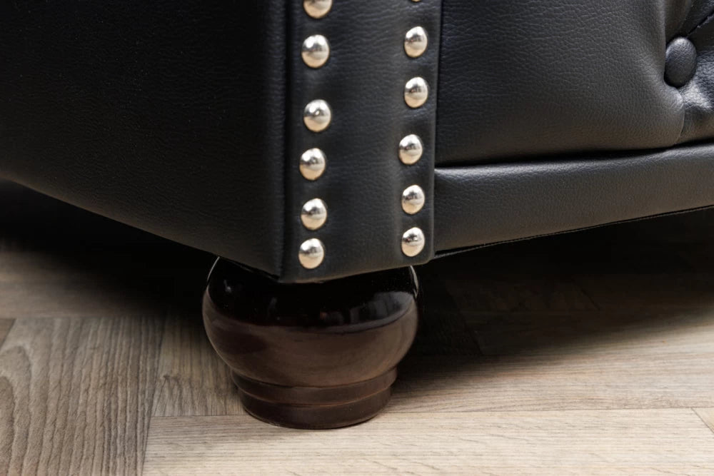 Fotoliu tapitat cu Piele artificiala Negru si picioare din Lemn de pin Maro inchis H73xL110xA85cm Chesterfield