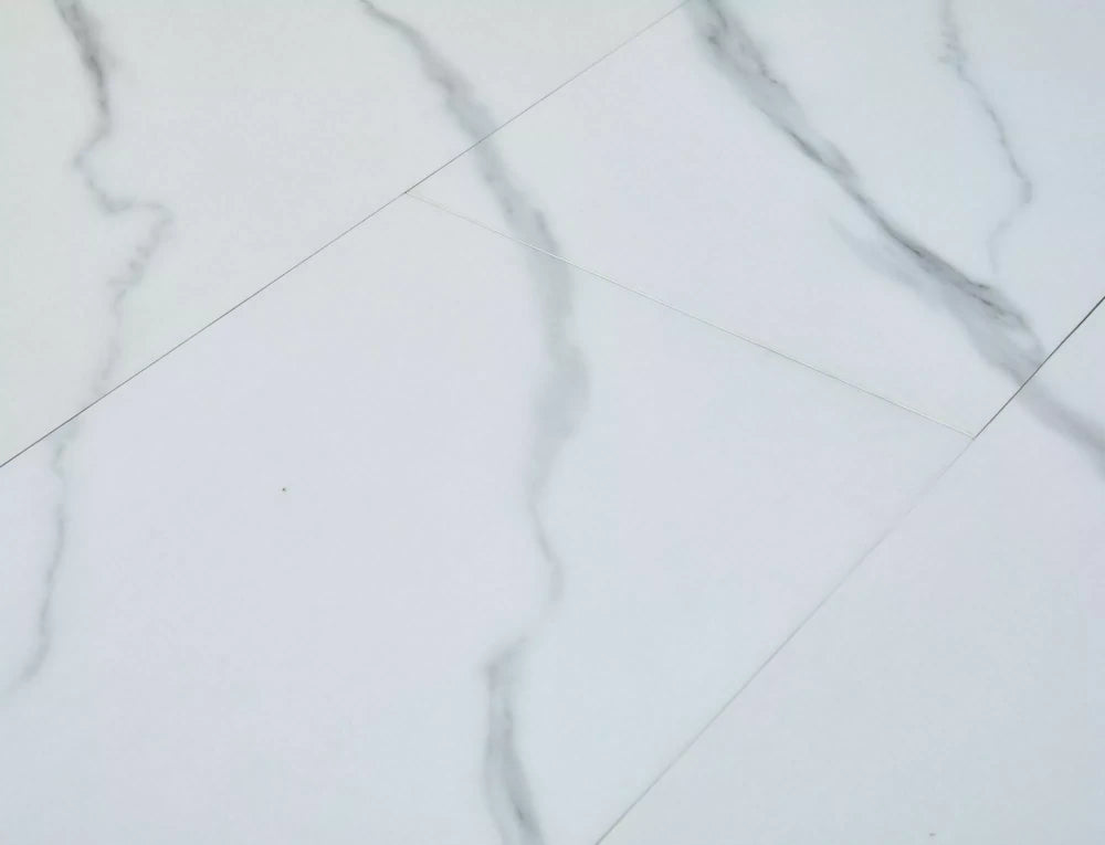 Masa extensibila cu blat din MDF Alb cu efect de marmura cu picioare din Metal Negru mat L100-135cm Gaston