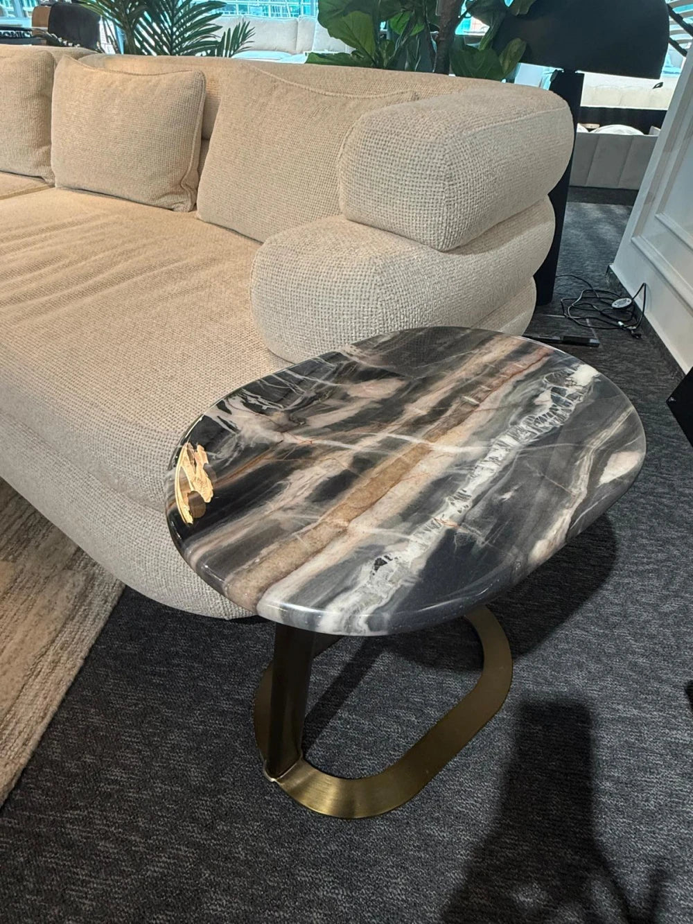 Masuta laterala Ovala din Marmura Multicolor si Otel inoxidabil Alama L49xH50cm Oyo Eichholtz