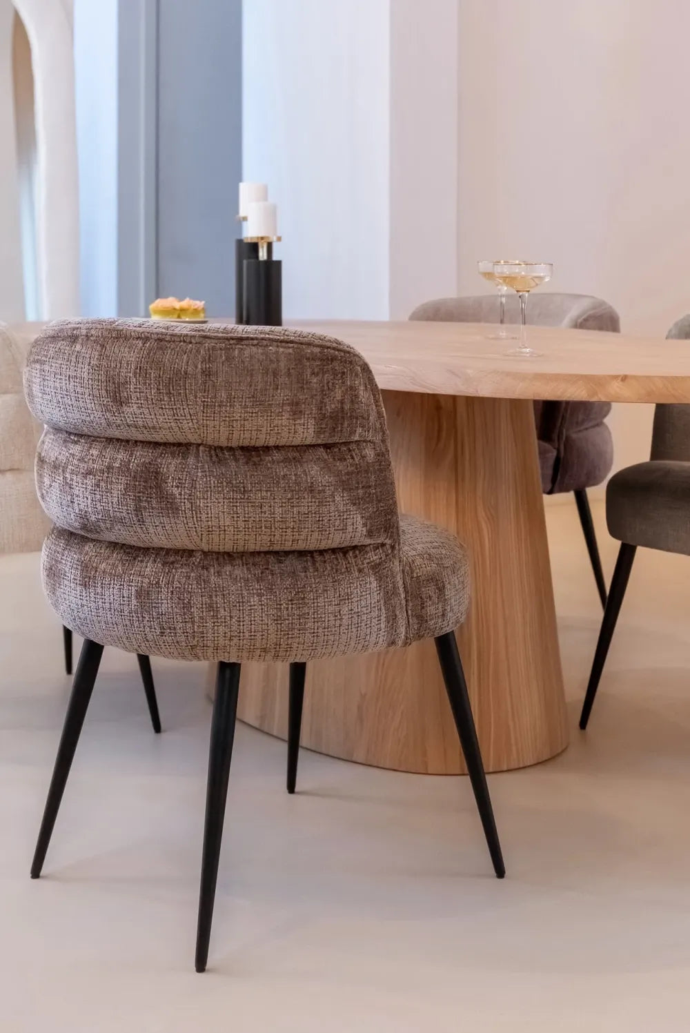Scaun tapitat cu Chenille Maro cu picioare din Metal Negru H83xL63xA63cm Stella Richmond Interiors