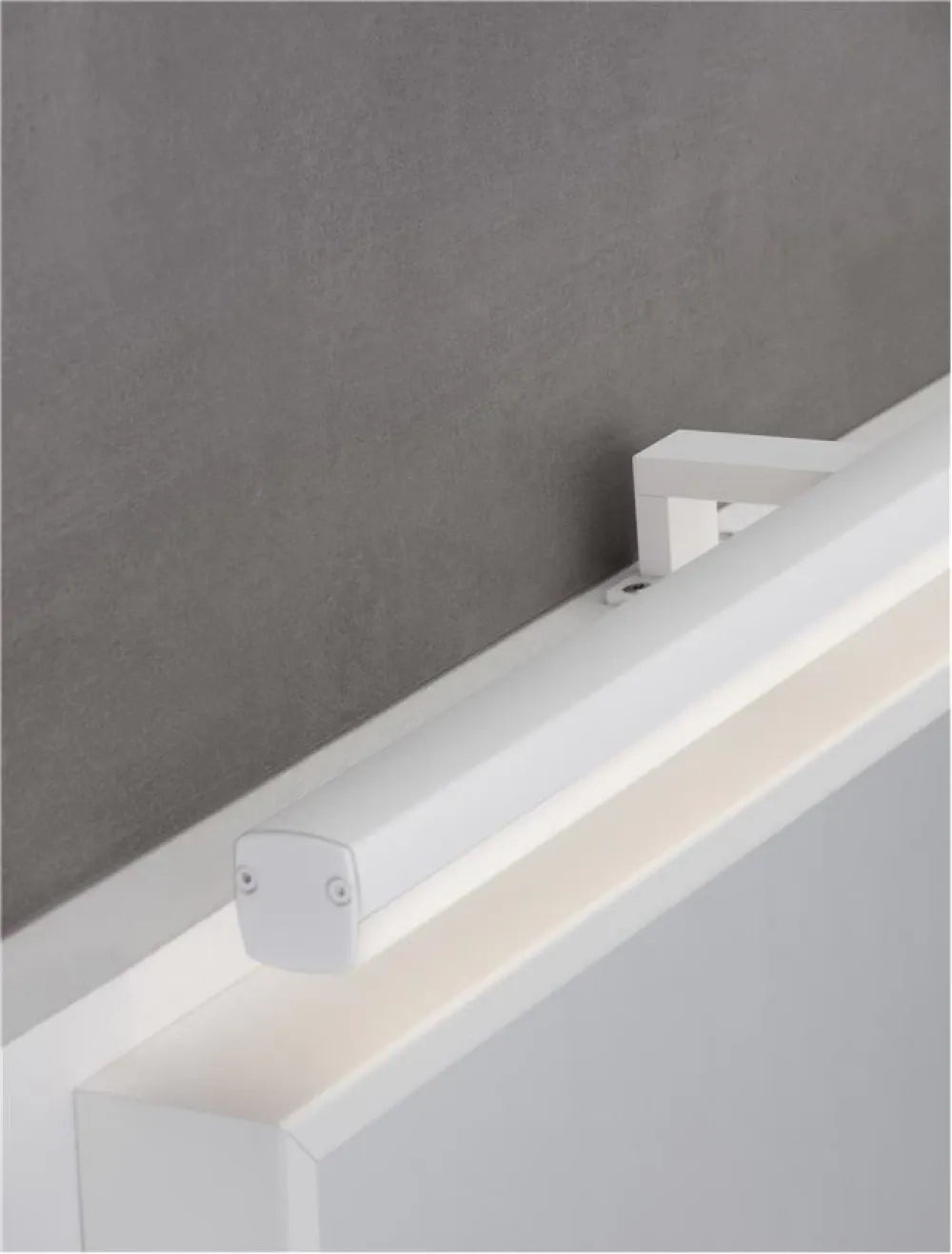 Aplica de perete structura din Aluminiu Alb si abajur din Acrilic Alb H6.5xL63cm IP44 18W 1922lm 3000k GLIM