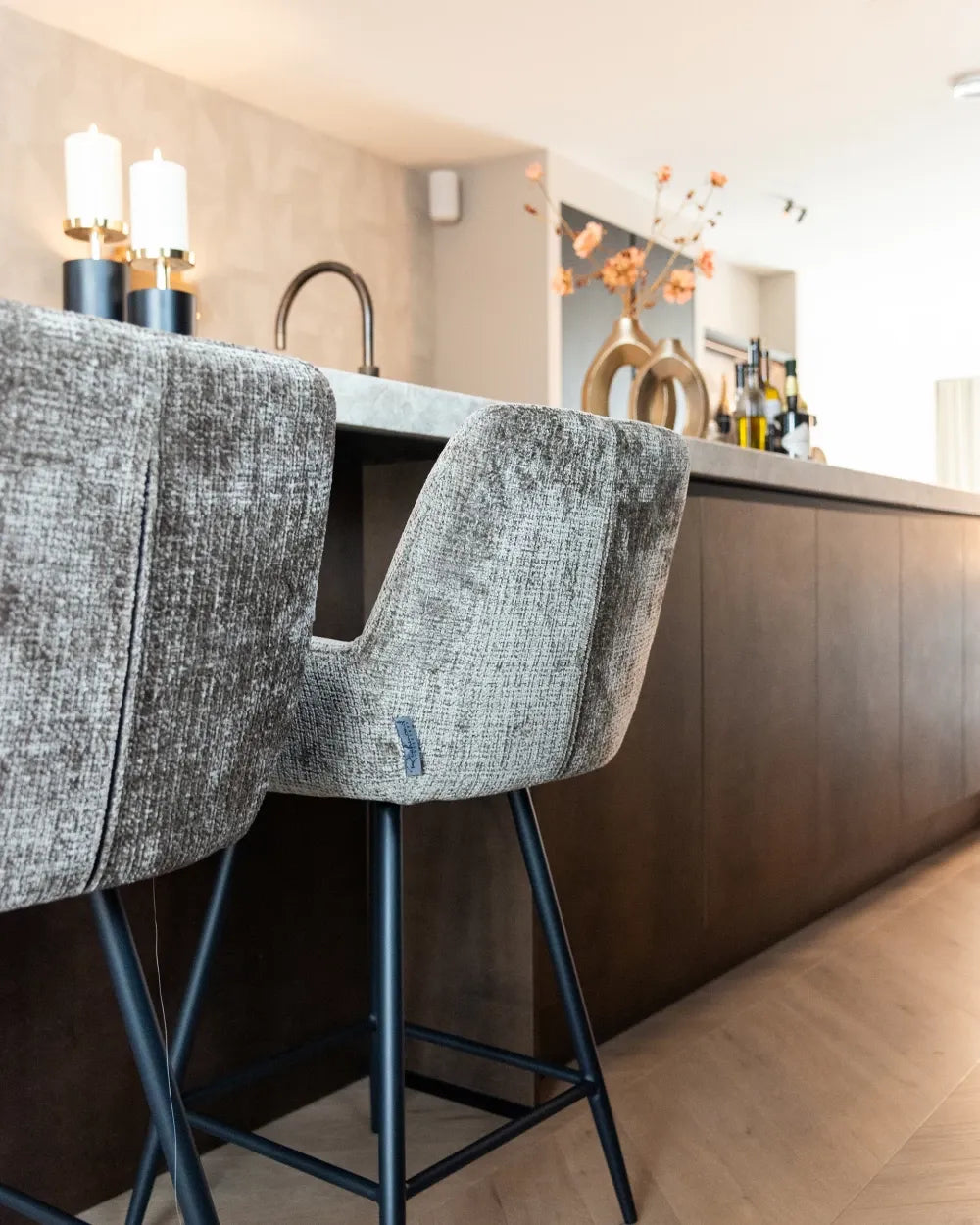 Scaun de insula tapitat cu Chenille Maro cu picioare din Metal Negru H91xL54xA53cm Linsey Richmond Interiors
