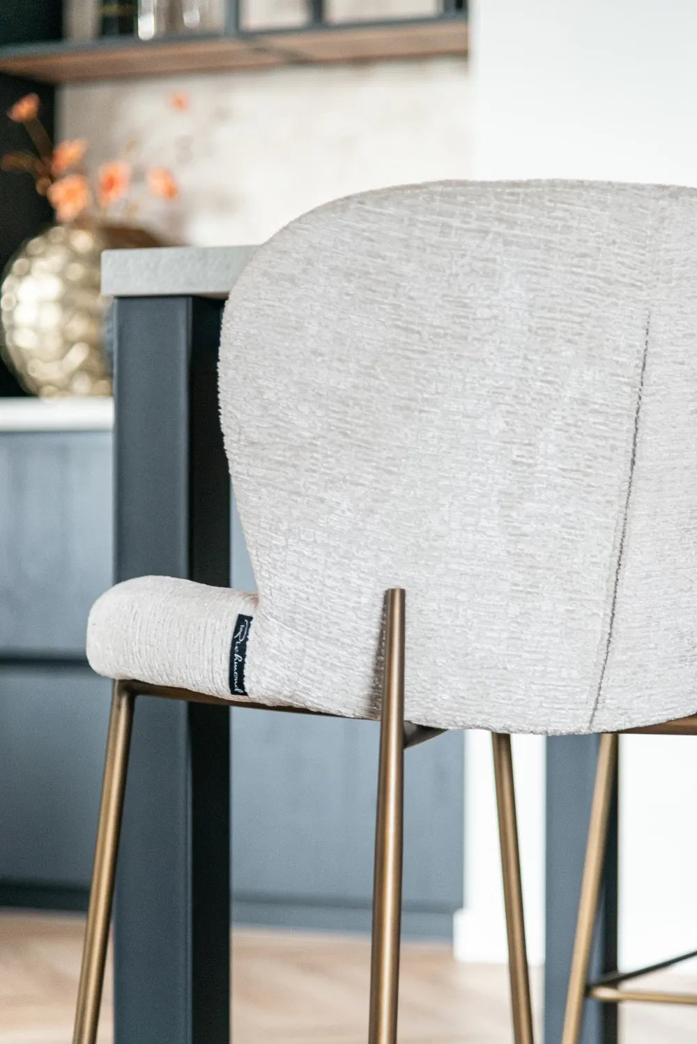 Scaun de insula tapitat cu Stofa Crem cu picioare din Metal Alama H96xL50xA54cm Darby Richmond Interiors