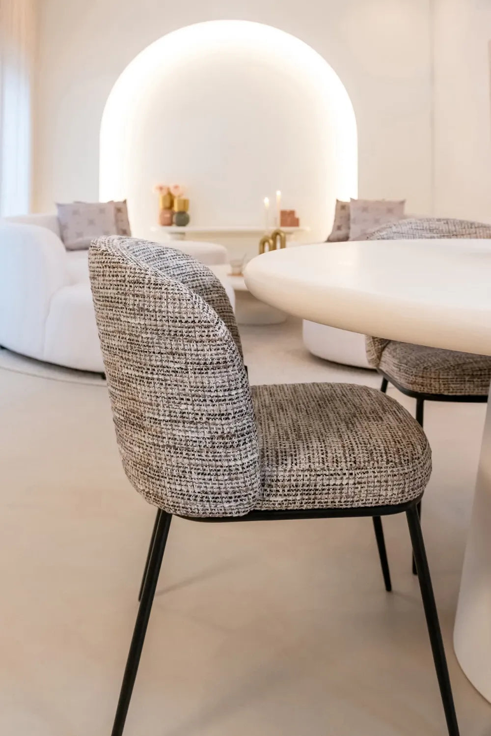 Scaun tapitat cu Stofa Bej cu picioare din Metal Negru H82xL53xA63cm Elvi Richmond Interiors
