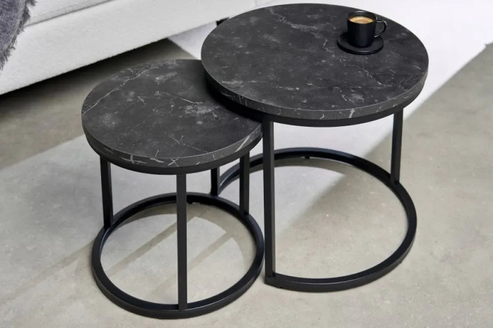 Set 2 masute laterale Rotunde din Lemn stratificat Negru cu efect de marmura si Metal Negru D35/45xH35/40cm Elegance