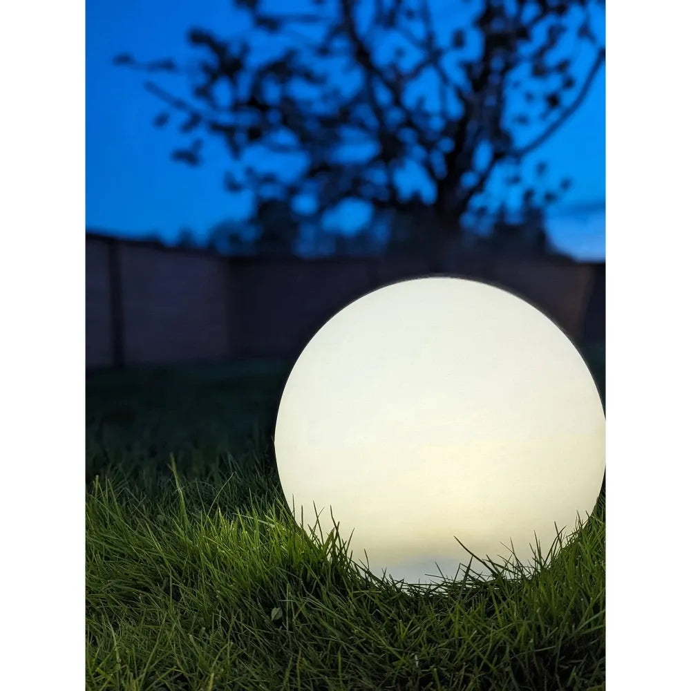 Lampa exterioara cu incarcare solara din Plastic Negru si Polipropilena Alb H25xD25cm Lifton