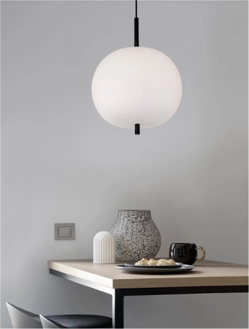 Pendul structura din Metal Negru si abajur din Sticla Alb H120xL30cm IP20 LATO