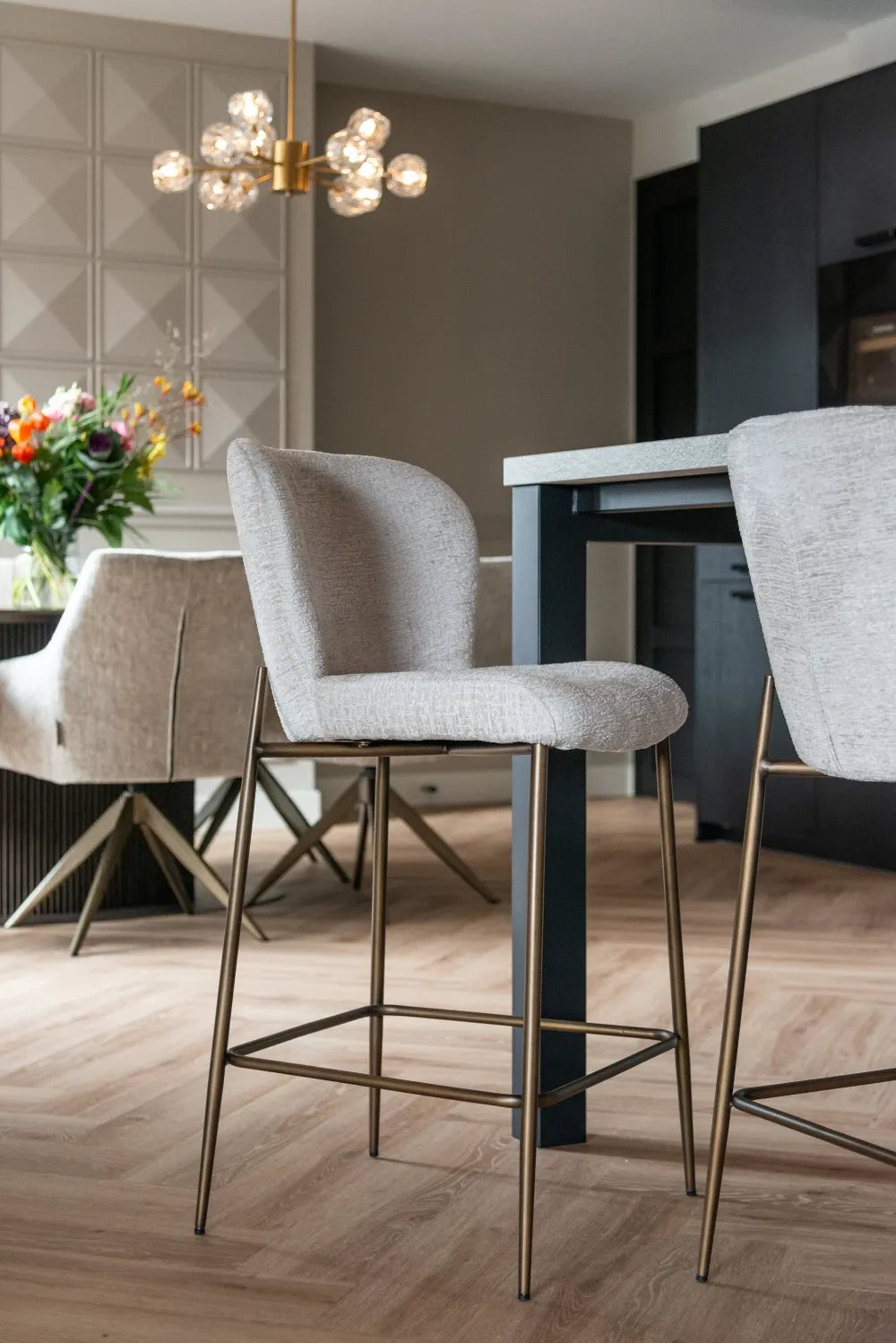 Scaun de insula tapitat cu Stofa Crem cu picioare din Metal Alama H96xL50xA54cm Darby Richmond Interiors