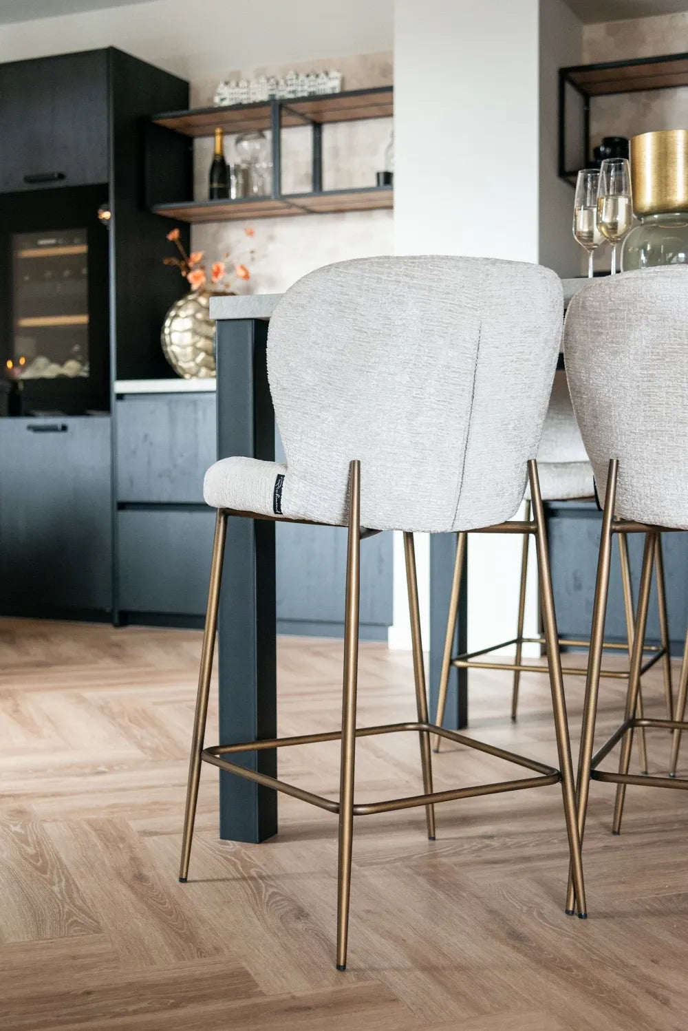 Scaun de insula tapitat cu Stofa Crem cu picioare din Metal Alama H96xL50xA54cm Darby Richmond Interiors
