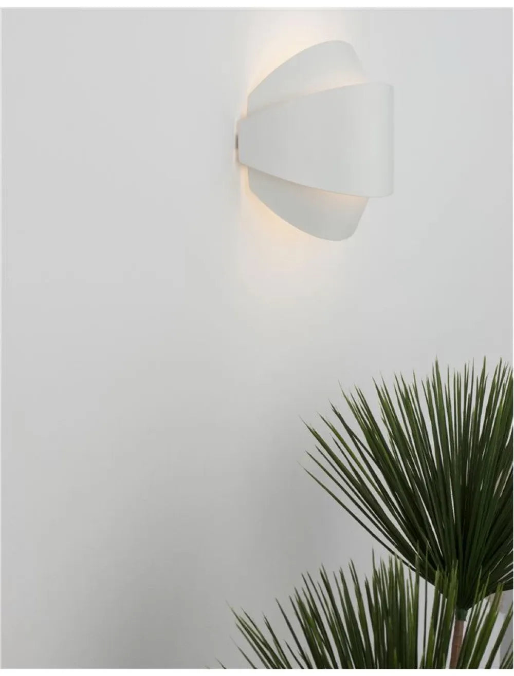 Aplica de perete structura din Metal Alb si abajur din Acrilic  H16xL20cm IP20 12W 673lm 3000k ASTRID