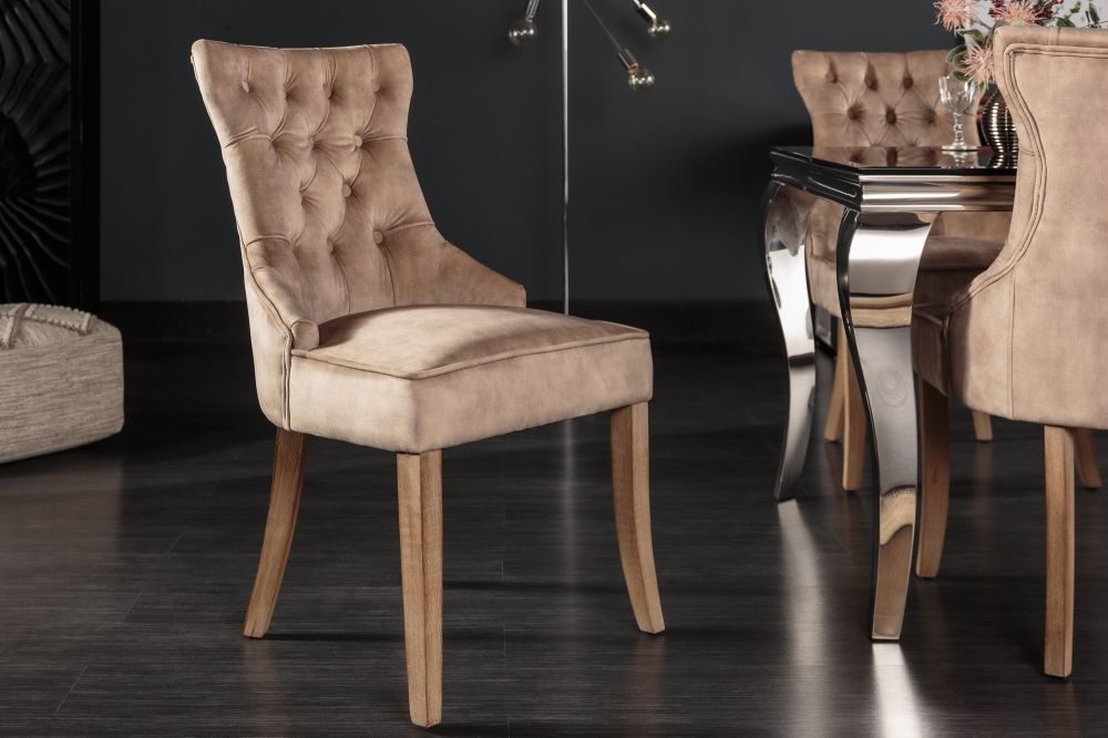 Set 2 scaune tapitat cu Catifea Bej cu picioare din Lemn masiv Maro H96xL57xA63cm Castle