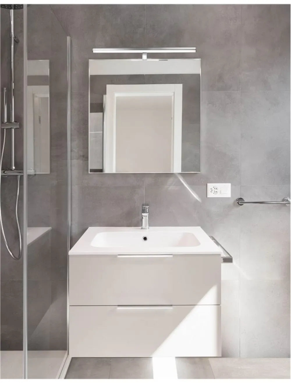 Aplica de perete structura din Aluminiu Argintiu si abajur din Acrilic Alb H6.5xL63cm IP44 18W 1922lm 3000k VANESE