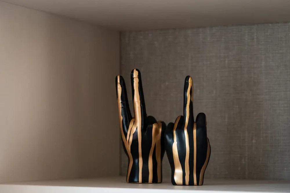 Obiect decorativ mana din Polirasina Negru/Auriu H21.5xL9cm Digitus Richmond interiors