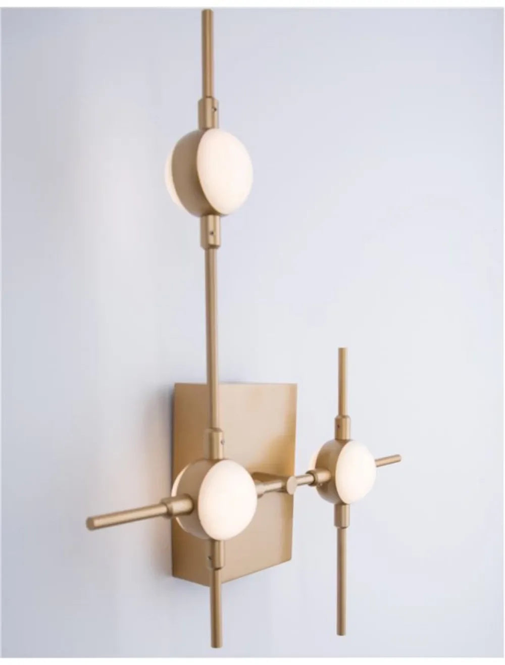 Aplica de perete structura din Metal Auriu si abajur din Acrilic Alb H40xL31cm IP20 9W 605lm 3000k ATOMO