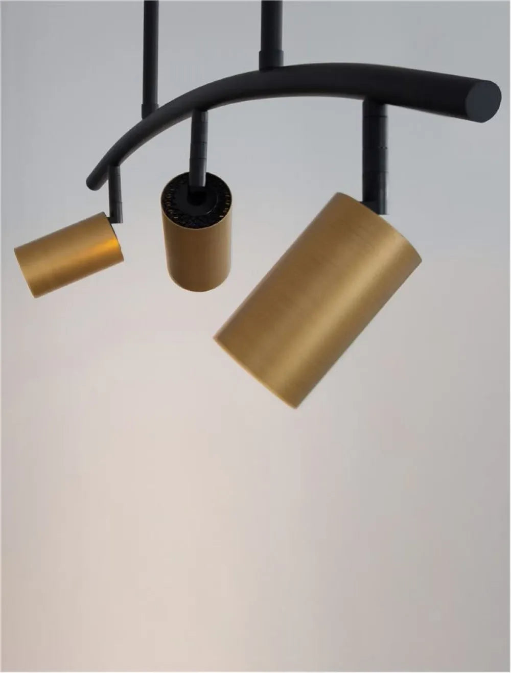 Lustra structura din Aluminiu Negru si abajur din Aluminiu Auriu H90xL72.2cm IP20 POGNO