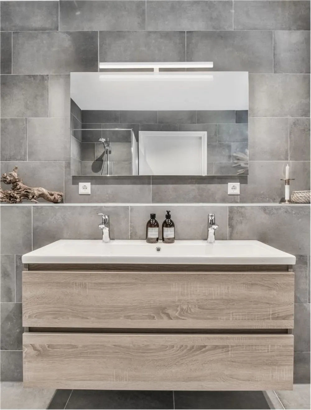 Aplica de perete structura din Aluminiu Alb si abajur din Acrilic Alb H6.5xL63cm IP44 18W 1922lm 3000k GLIM