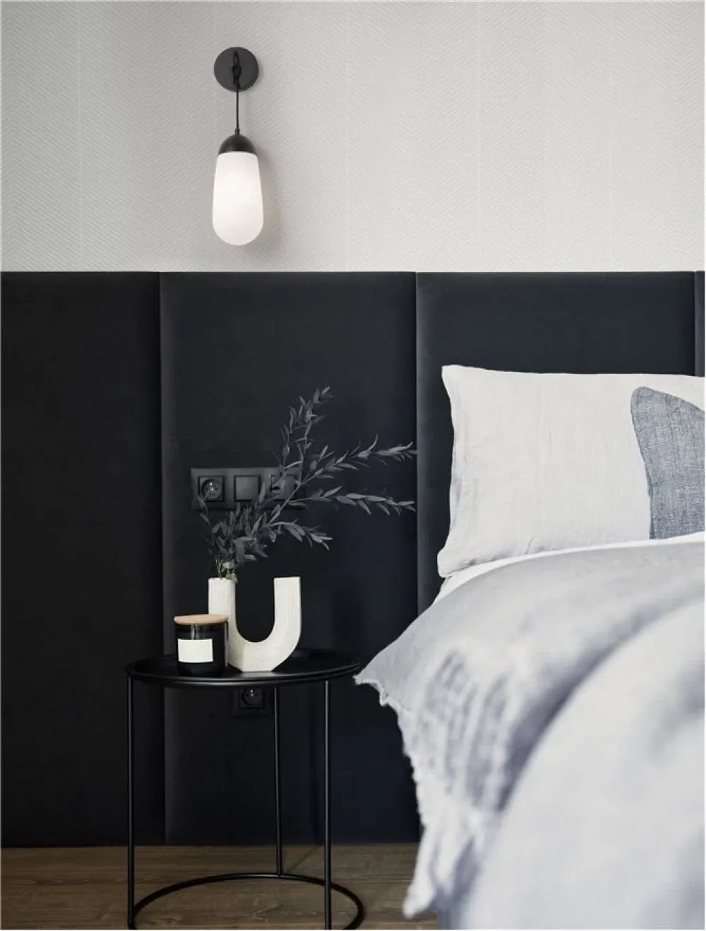 Aplica de perete structura din Metal Negru si abajur din Sticla Alb H46xL13cm IP20 BLAKY